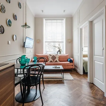 Old Town Apartment *